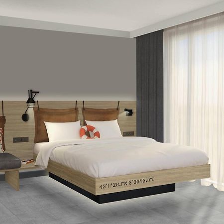 Moxy La Ciotat Hotel Bagian luar foto