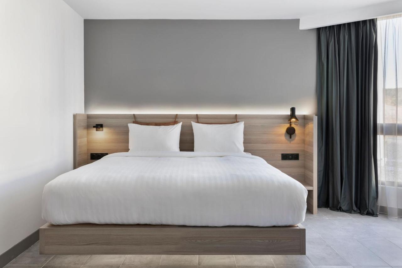 Moxy La Ciotat Hotel Bagian luar foto