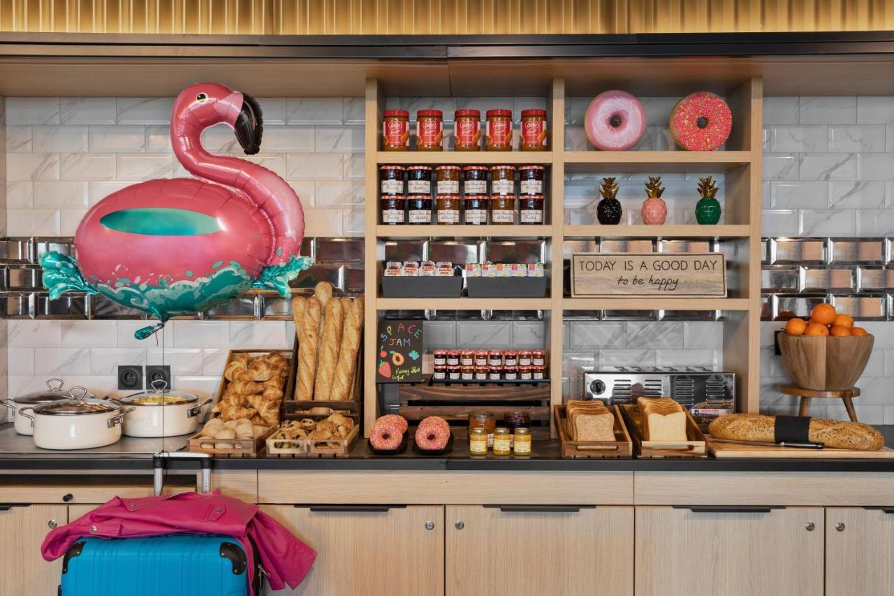 Moxy La Ciotat Hotel Bagian luar foto