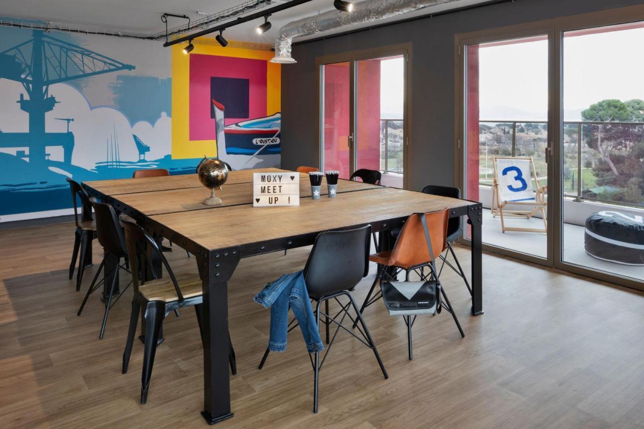 Moxy La Ciotat Hotel Bagian luar foto