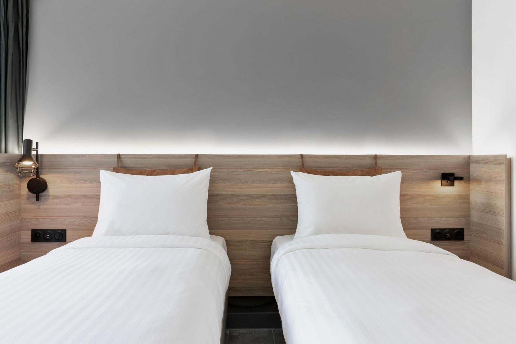 Moxy La Ciotat Hotel Bagian luar foto