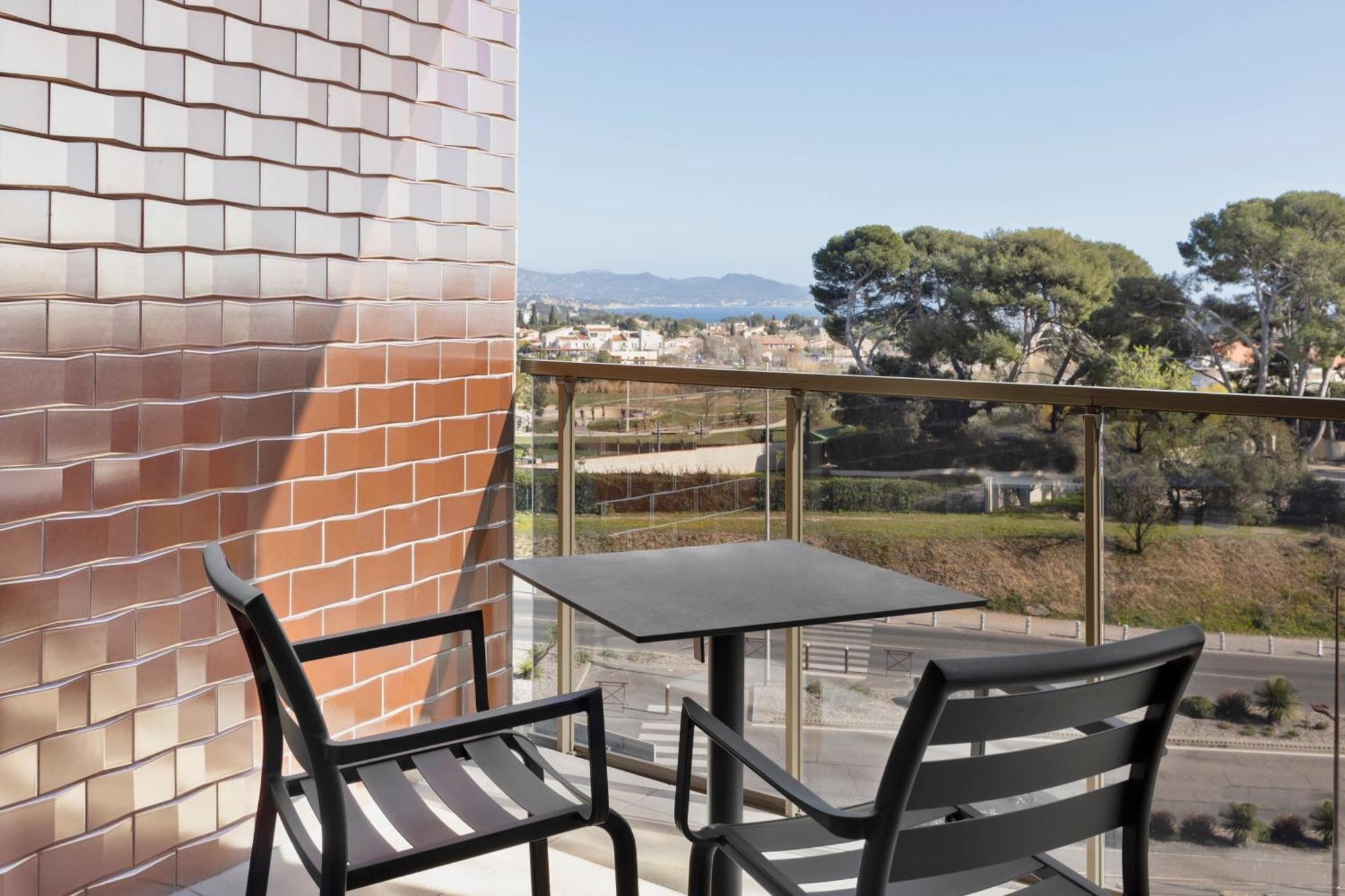 Moxy La Ciotat Hotel Bagian luar foto