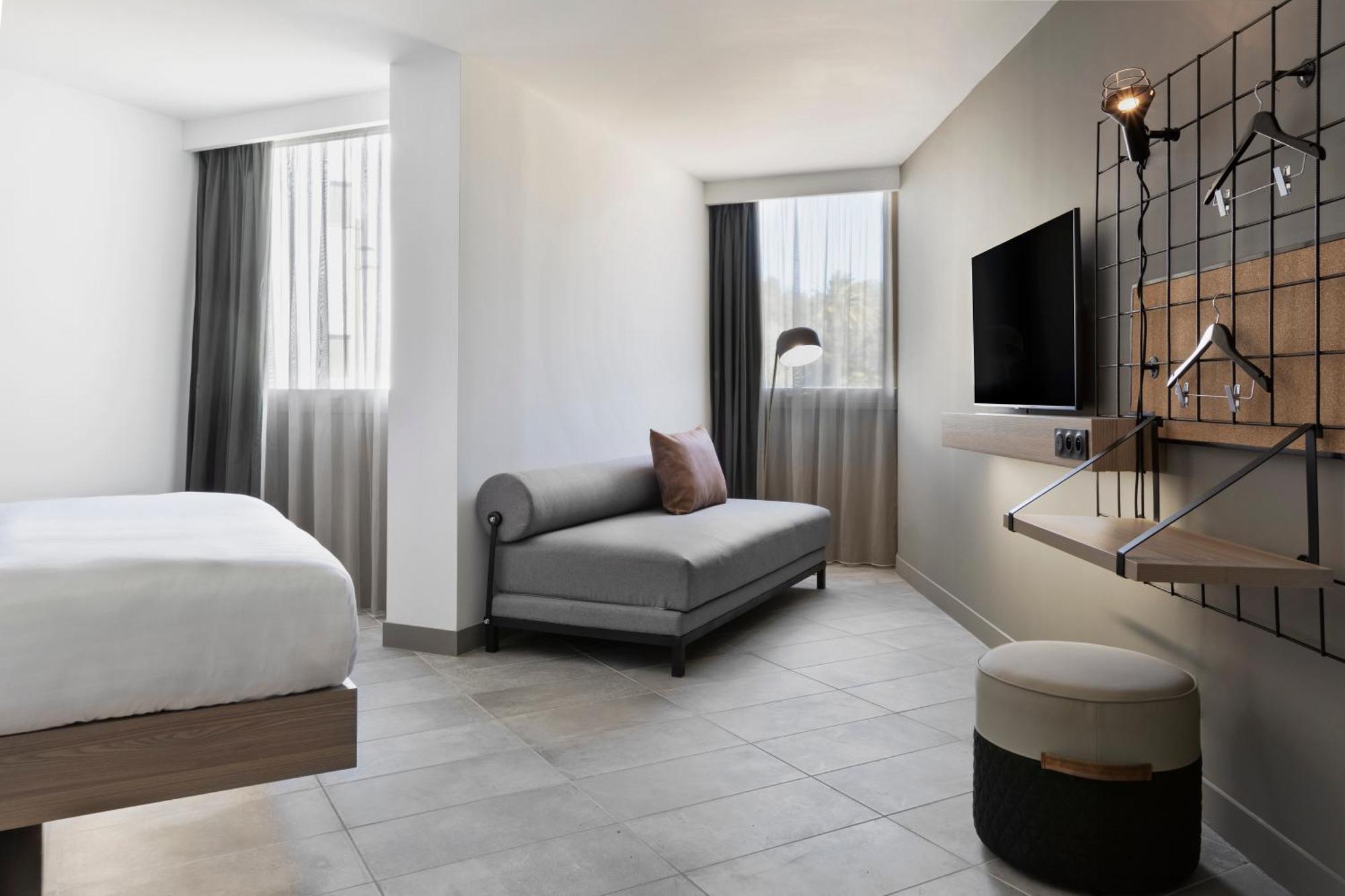 Moxy La Ciotat Hotel Bagian luar foto