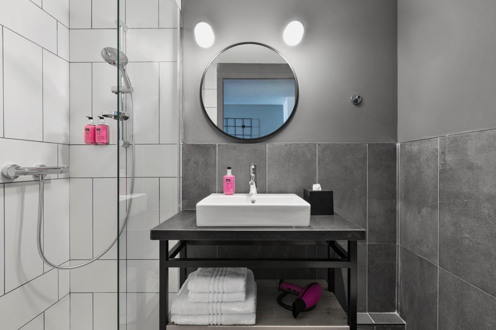 Moxy La Ciotat Hotel Bagian luar foto