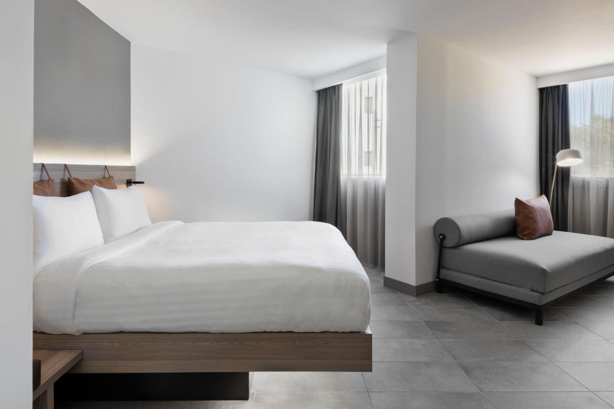 Moxy La Ciotat Hotel Bagian luar foto