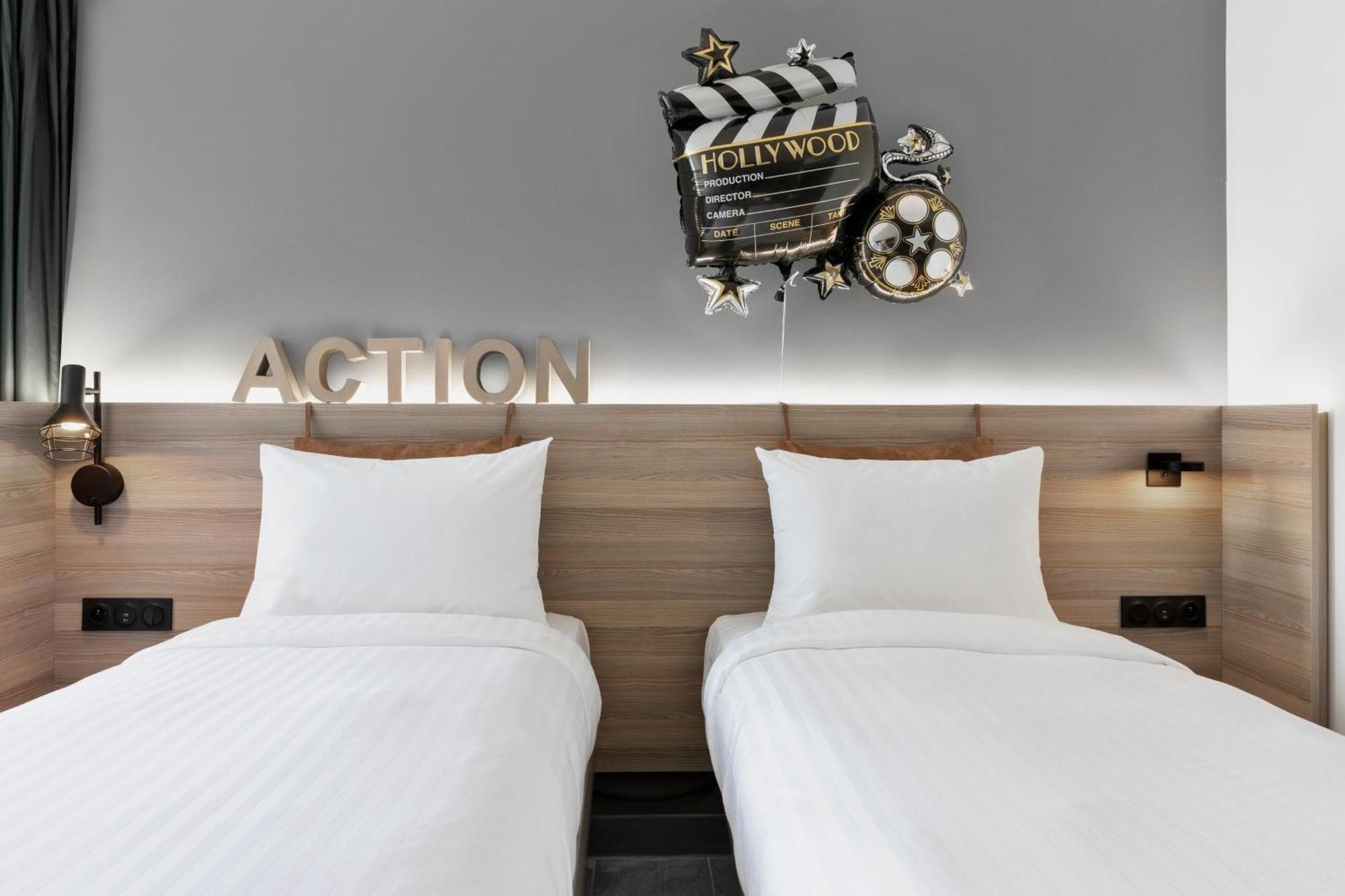 Moxy La Ciotat Hotel Bagian luar foto