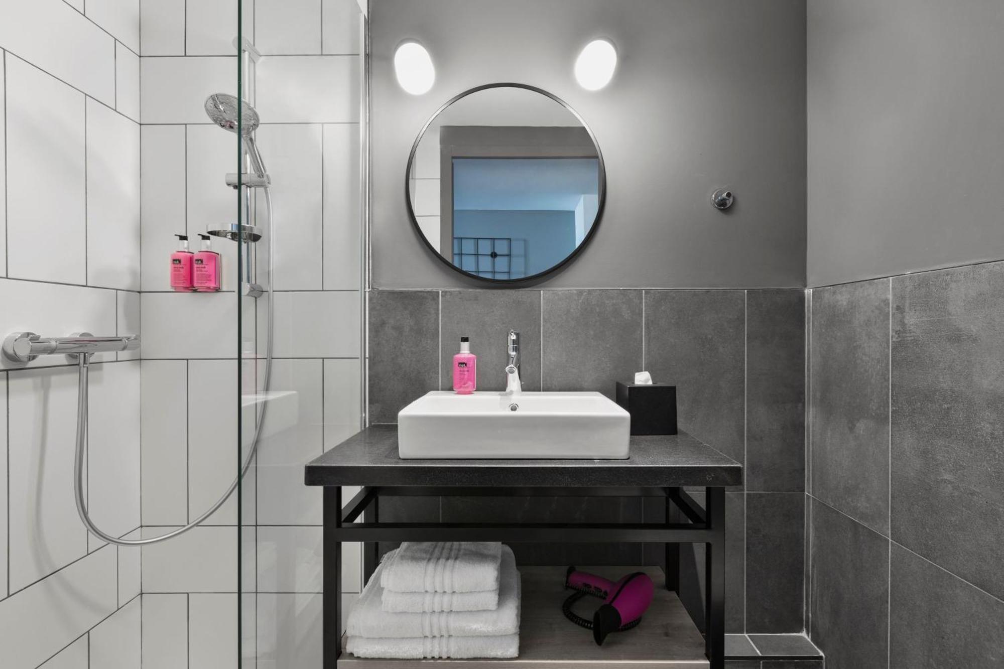 Moxy La Ciotat Hotel Bagian luar foto